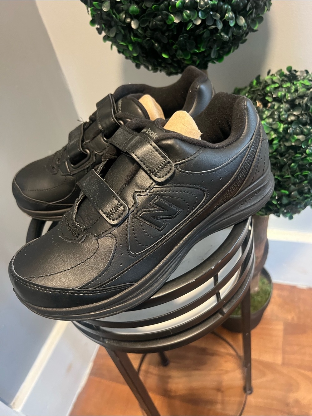 New Balance 577 women size 6.5 Hook & Loop Leather Walking Sneaker black